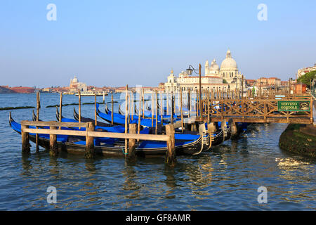 Gondel-Service in der Nähe der Kirche Santa Maria della Salute Basilika (1681) in Venedig, Italien Stockfoto