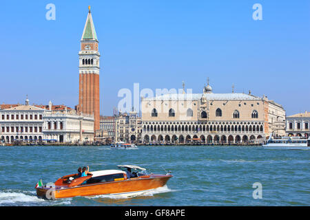 Saint Mark's Campanile & Uhrturm, ist die Doge Palast und die Seufzerbrücke in Venedig, Italien Stockfoto