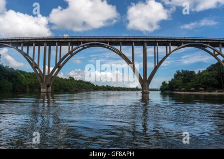 die höchste Brücke über der Insel Kuba am Fluss Canimar Stockfoto