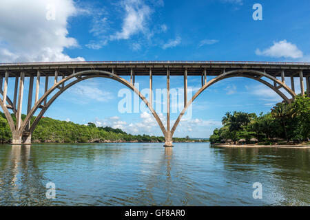 die höchste Brücke über der Insel Kuba am Fluss Canimar Stockfoto