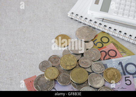 Australische Geld, AUD mit Rechner, Notebook selektiven Fokus Kopie Raum Hintergrund Stockfoto