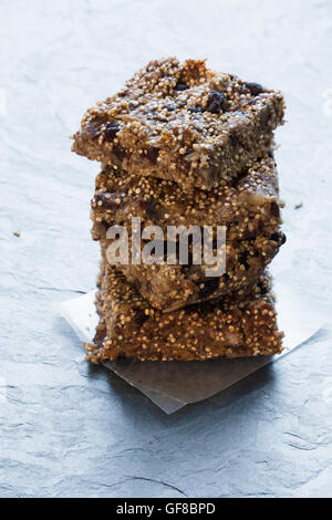 Stapel von Quinoa Frühstück-Bars auf der Steinoberfläche Stockfoto