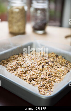 Voll von Quinoa und Hafer Bars Teig fertig zum Backen Backform Stockfoto