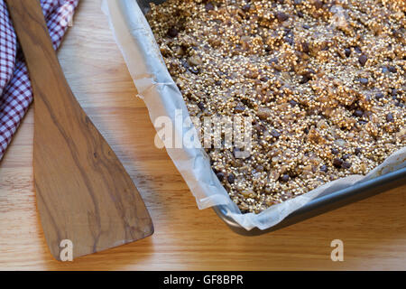 Quinoa Backen Bars beim Backen Pfanne und Spatel. Stockfoto