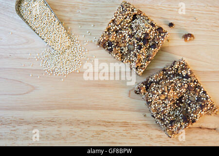 Zwei Quinoa Frühstück Quadrate mit Kugel rohen Quinoa und Kopie Raum. Stockfoto