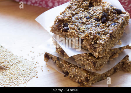 Drei Quinoa und Schokosplittern Frühstück Bars hautnah Stockfoto