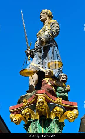 Skulptur der Justitia mit verbundenen Augen und halten Sie Balance Waage und einem Schwert auf dem Fountain of Justice, Neuchatel, Schweiz Stockfoto