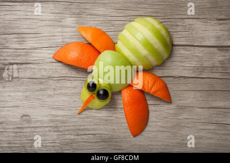 Lustige Biene gemacht von Früchten an Bord Stockfoto