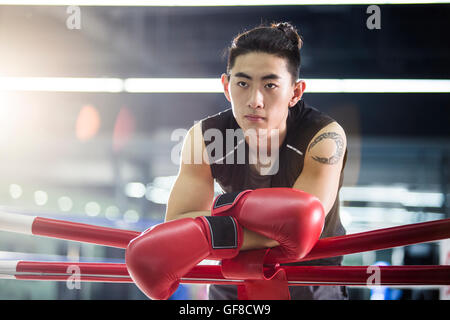 Chinesischer Boxer ruhen im Boxring Stockfoto