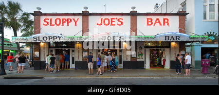 KEY WEST, FLORIDA, USA - 2. Mai 2016: Sloppy Joe's Bar in der Dämmerung in der Duval Street im Zentrum von Key West Stockfoto