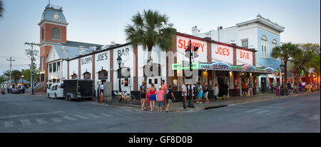 KEY WEST, FLORIDA, USA - 2. Mai 2016: Sloppy Joe's Bar in der Dämmerung in der Duval Street im Zentrum von Key West Stockfoto