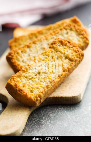 Knusprige italienische Antipasti Bruschetta am Küchentisch. Stockfoto