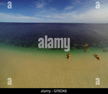 Kajakfahrer von Strand in Coral Bay, Ningaloo Reef Marine Park, Western Australia. Weder Herr PR Stockfoto