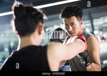 Chinese Boxer kämpfen im Boxring Stockfoto