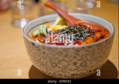 traditionelle japanische Ramen-Nudeln mit Unagi Aal an der Spitze Stockfoto