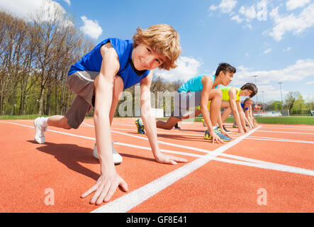 Teenager Athleten für den start vorbereitet Stockfoto