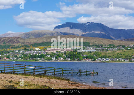 Blick auf Loch Linnhe in Fortwilliam und der gewaltigen Masse des Ben Nevis jenseits. SCO 10.984. Stockfoto