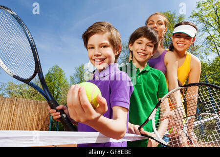 Familie Tennisspielen mit Schläger und ball Stockfoto