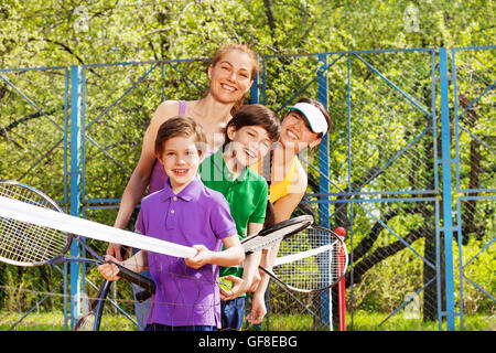 Aktive Familie Spaß beim Tennis spielen Stockfoto