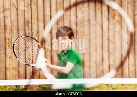 Glückliche junge Tennisspieler, die Vorbereitung auf Mission Stockfoto