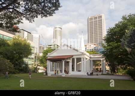 Singapur, Singapur - 31. Januar 2015: Touristen besuchen die armenische Kirche St. Gregory Stockfoto