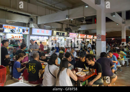 Singapur, Singapur - 31. Januar 2015: Menschen Sie genießen das Essen im Lau Pa Sat Foodcourt. Stockfoto