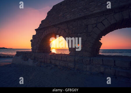 Überreste der alten römischen Wasserleitung in antiken Stadt Caesarea bei Sonnenuntergang, Israel. Stockfoto