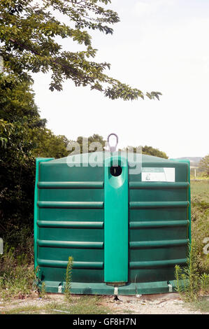 Recyclingbehälter für Flaschen und Glas Gläser am Straßenrand im französischen Département Gard. Stockfoto