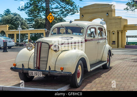 Klassische 1937 Dodge D5 "Charlie" Automobil geparkt an der Marine Parade in der Art-deco-Stadt Napier Stockfoto