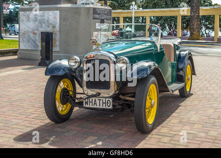 Klassischer Jahrgang 1935 Austin Seven Auto geparkt an der Marine Parade in der Art-deco-Stadt Stockfoto