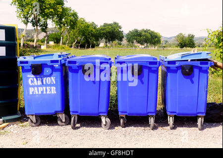 Recycling-Behälter für Papier und Karton am Straßenrand im französischen Département Gard. Stockfoto