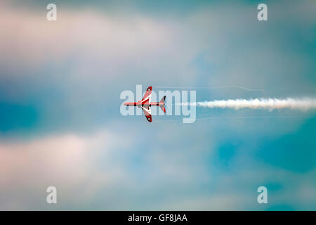 Einzelne rote Pfeile Kunstflugstaffel Jet aus der RAF führt fliegen Vergangenheit bei den Bray Air Display 2016. Irland Stockfoto