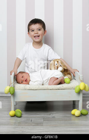 Neugeborenes Baby mit Bruder Stockfoto