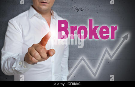 Makler-Touchscreen wird von Menschen betrieben. Stockfoto