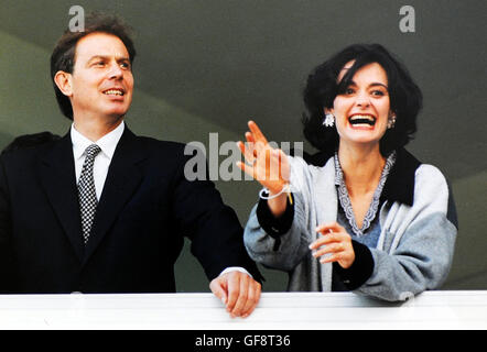 Tony Blair mit Frau Cherie bei Brighton Rennen ca. 1997 Stockfoto