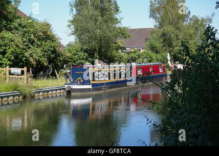 Schmale Boot Lesung Marine Liegeplätze-1 Stockfoto