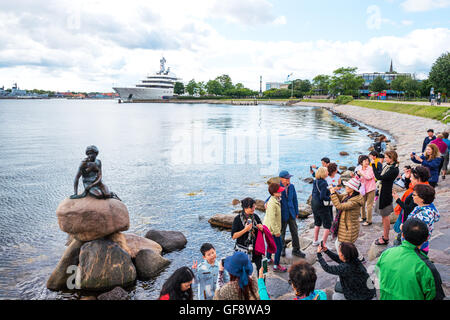 Kopenhagen, Dänemark - 20. Juli 2015: Eine Menge von Touristen fotografiert die berühmte Statue der kleinen Meerjungfrau Stockfoto