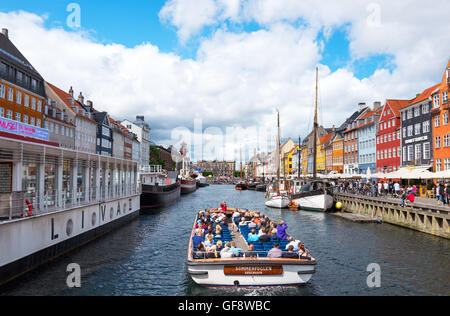 Kopenhagen, Dänemark - 20. Juli 2015: Ein Boot mit Touristen in den Nythavn Kanal Stockfoto