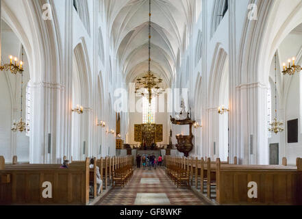 Odense, Dänemark - 21. Juli 2015: Das Kirchenschiff der gotischen St. Canute Kathedrale Stockfoto