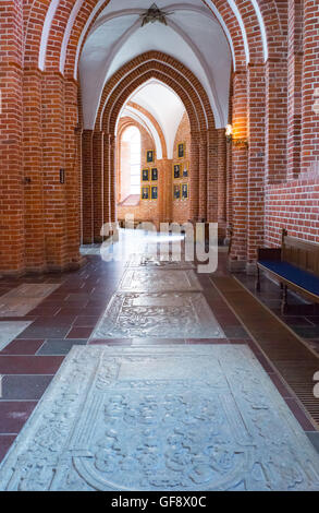 Roskilde, Dänemark - 23. Juli 2015: Das Seitenschiff der mittelalterlichen Kathedrale Stockfoto