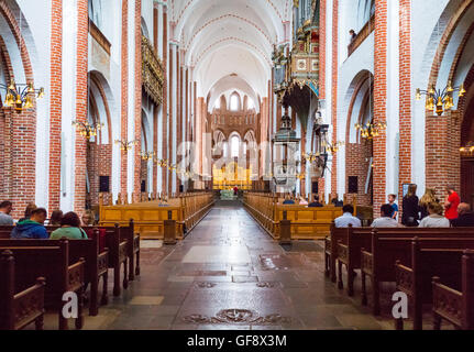 Roskilde, Dänemark - 23. Juli 2015: Menschen im Kirchenschiff der mittelalterlichen Kathedrale Stockfoto