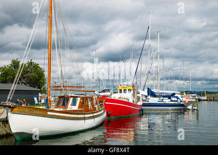 Roskilde, Dänemark - 23. Juli 2015: Segelboot vor Anker außerhalb das Wikingerschiff-Museum Stockfoto