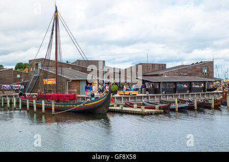 Roskilde, Dänemark - 23. Juli 2015: Repliken von alten Booten und Besucher außerhalb das Wikingerschiff-Museum Stockfoto