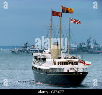 AJAX-NEWS-FOTOS. 1977. SPITHEAD, ENGLAND. -KÖNIGLICHE YACHT - DIE ROYAL YACHT BRITANNIA MIT H.M.QUEEN ELIZABETH II IN ANGRIFF GENOMMEN, ÜBERPRÜFUNG DER FLOTTENZUWACHS WÄHREND 1977 SILBERJUBILÄUM FLEET REVIEW.  FOTO: JONATHAN EASTLAND/AJAX REF: 907448 Stockfoto