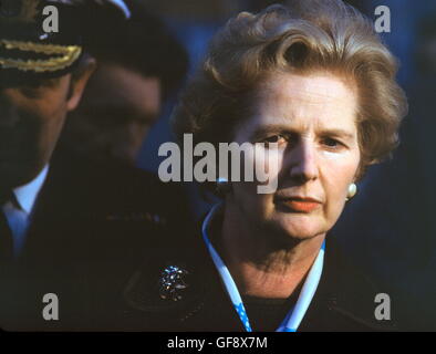 AJAXNETPHOTO. 11. FEBRUAR 1977. PORTSMOUTH, ENGLAND. FÜHRER DER OPPOSITION MP MARGARET THATCHERS AUF EINER TOUR VON HMS BLAKE AUF DEM MARINESTÜTZPUNKT. FOTO: JONATHAN EASTLAND/AJAX REF: 842203 Stockfoto