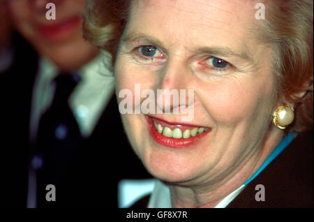 AJAXNETPHOTO. 11. FEBRUAR 1977. PORTSMOUTH, ENGLAND. FÜHRER DER OPPOSITION MP MARGARET THATCHERS AUF EINER TOUR VON HMS BLAKE AUF DEM MARINESTÜTZPUNKT. FOTO: JONATHAN EASTLAND/AJAX REF: 842205 Stockfoto