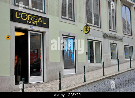 Lissabon, PORTUGAL - NOVEMBER 22: Der 1. weltweit Boutique L'Oreal im Viertel Baixa in Lissabon am 22. November 2013. Baixa ist th Stockfoto
