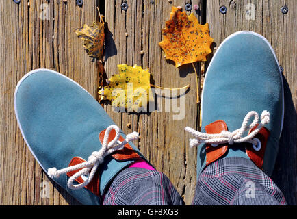 Die beiden Männer blau Schuhe auf dem Holzweg Stockfoto