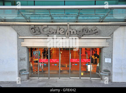 Lissabon, PORTUGAL - 20 Dezember: Eingang des großen El Corte Inges Store am 20. Dezember 2013 in Lissabon. El Corte Ingles ist eine Stockfoto