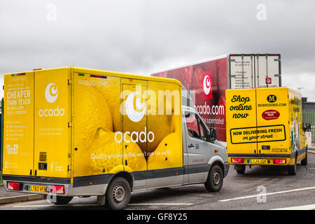 Ocado Zitrone van Livery & Morrisons Supermarkt Lebensmittel Lieferservice Food Store Fahrzeuge; online Fuhrpark liefern, Lebensmittel und Dinge des tägl. Bedarfs in Liverpool, Merseyside, UK Stockfoto